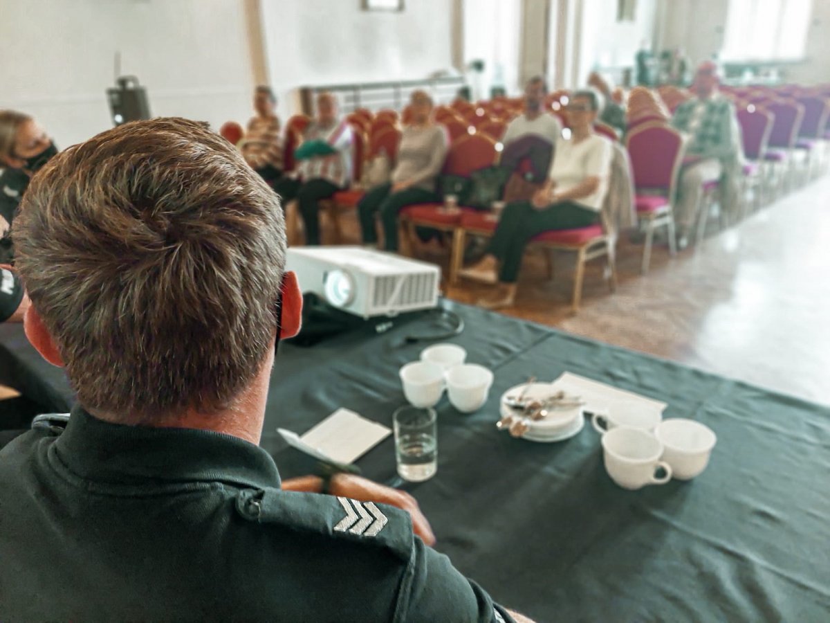 Wykład poświęcony tematyce oszustw w trakcie Tygodnia Seniora