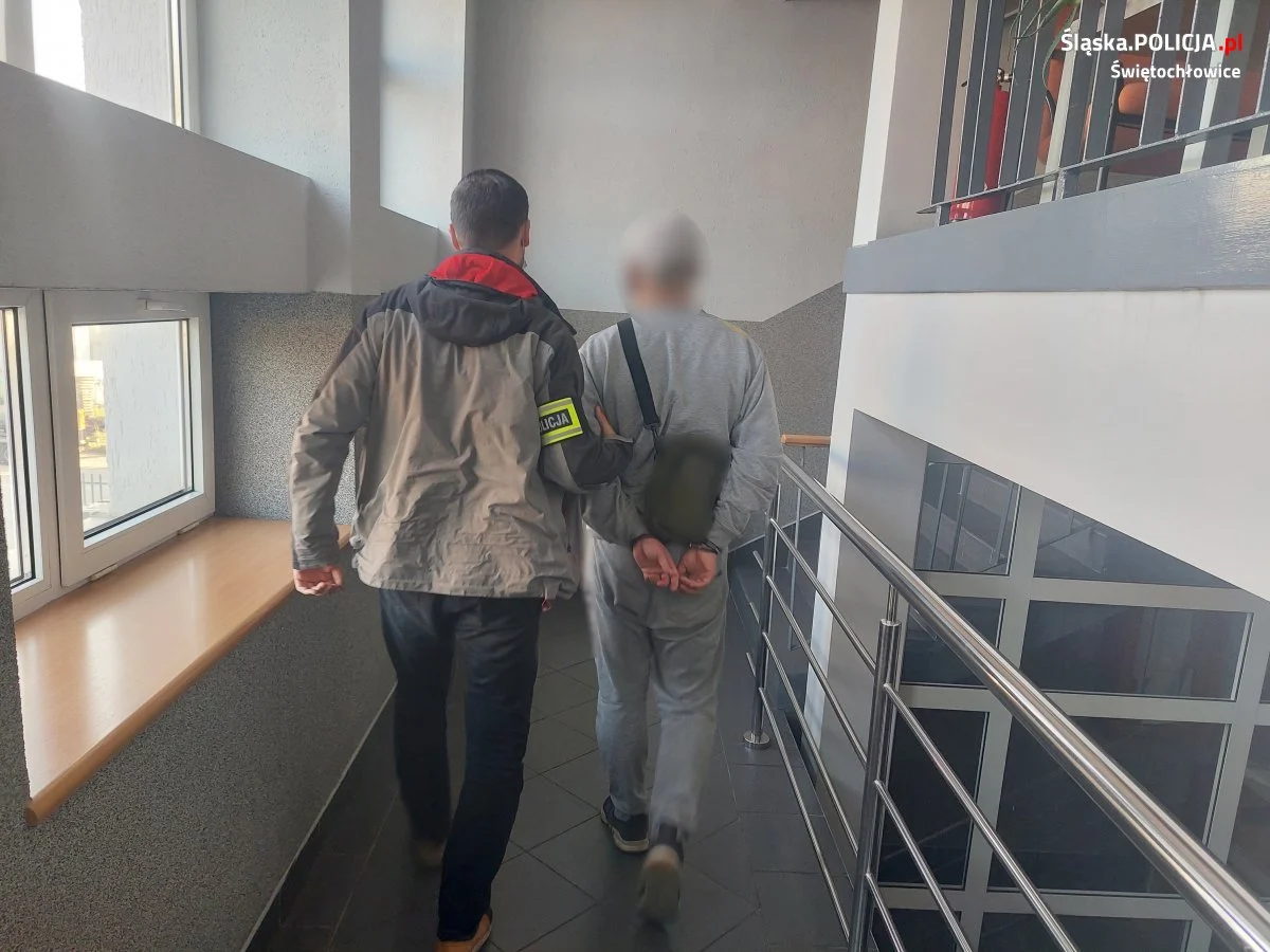 Poszukiwany mężczyzna zakończył podróż w kajdankach