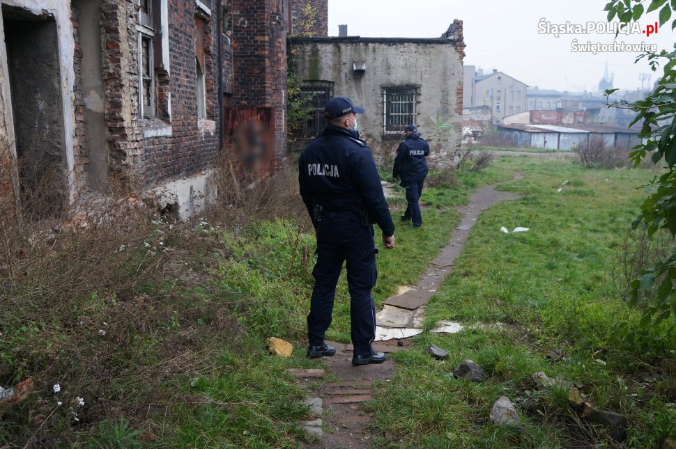 Świętochłowiccy dzielnicowi kontrolują miejsca, w których mogą przebywać bezdomni