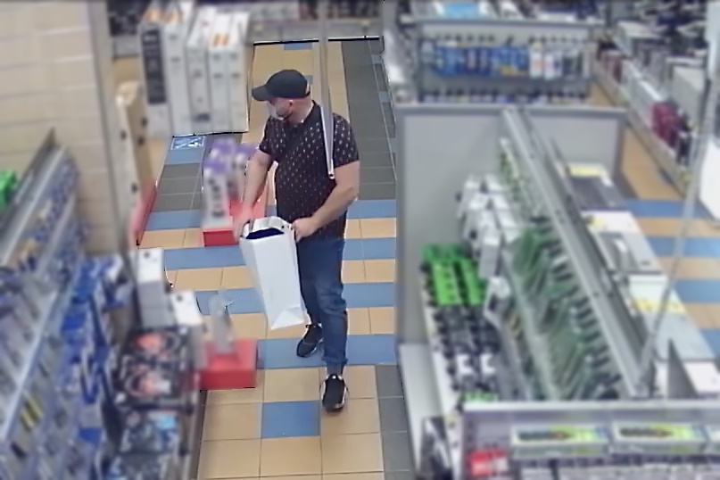 Publikujemy wizerunek sprawcy kradzieży konsoli gier wideo
