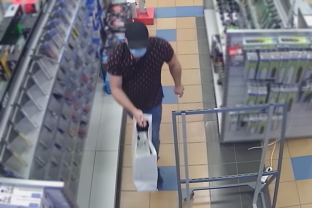 Publikujemy wizerunek sprawcy kradzieży konsoli gier wideo