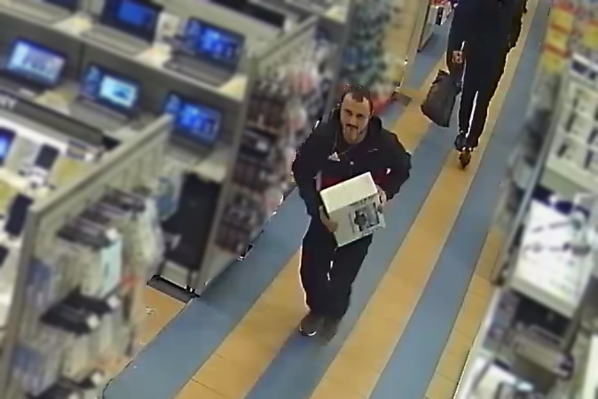 Publikujemy wizerunek podejrzewanego o kradzież. Rozpoznajesz go?