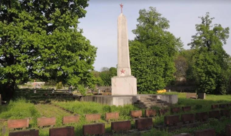 Cmentarz żołnierzy radzieckich jest stale zalewany. Miasto i EC CEZ znalazły rozwiązanie