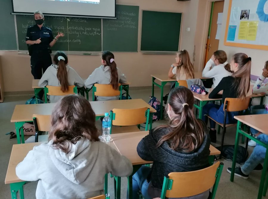 Chorzowska policjantka rozmawiała z młodzieżą o cyberzagrożeniach