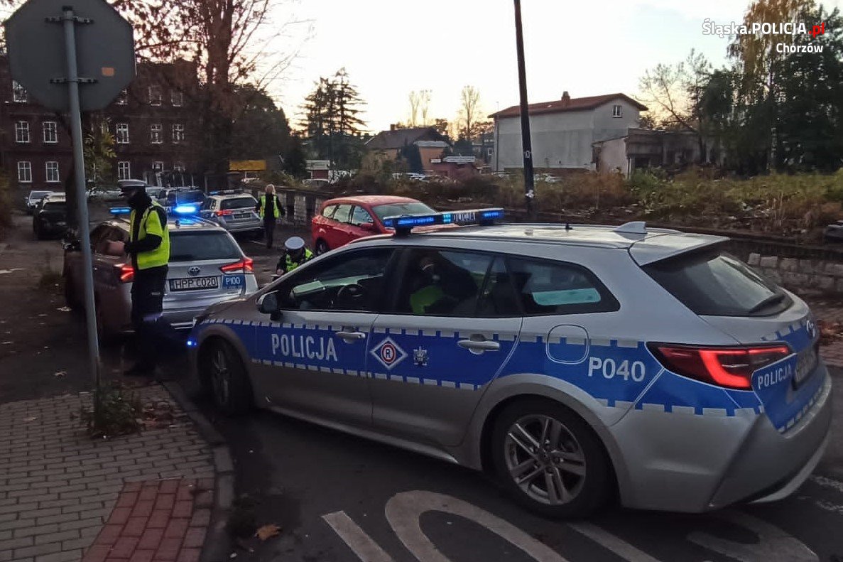 Pijany uderzył w radiowóz i uciekał przed policjantami