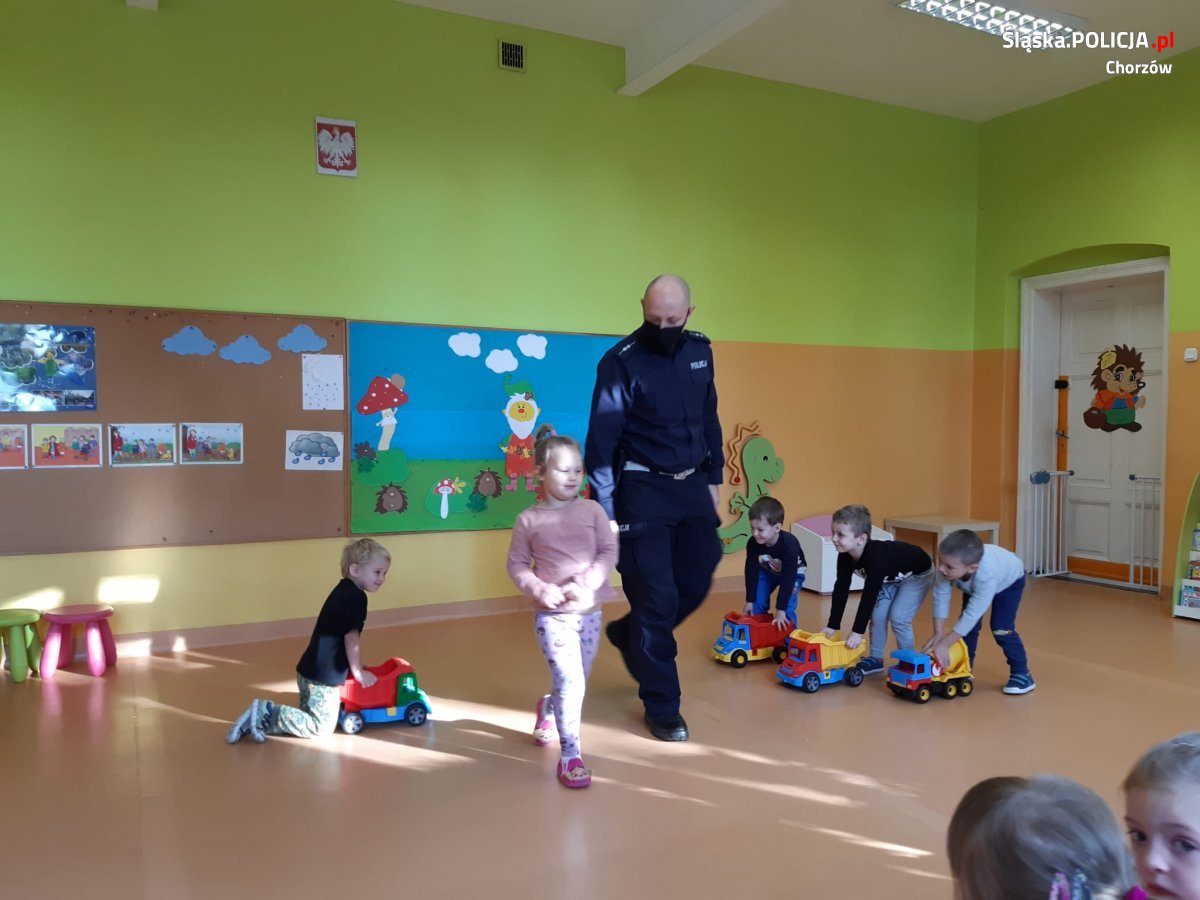 Policjanci spotkali się z przedszkolakami