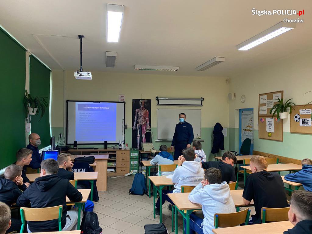 Dzielnicowi spotkali się z uczniami chorzowskich szkół