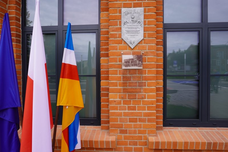 Pamiątkowa tablica zdobi odnowiony budynek dworca kolejowego