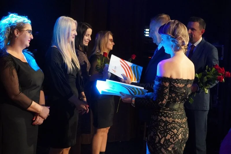 [Foto] Wyróżnienia dla uczniów i nauczycieli z okazji Dnia Edukacji Narodowej