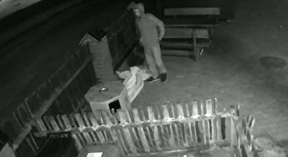 Rozpoznajesz tego mężczyznę? Jest podejrzany o kradzież parasola ogrodowego