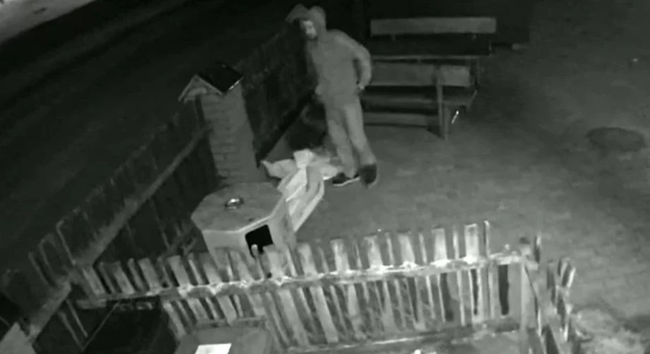 Rozpoznajesz tego mężczyznę? Jest podejrzany o kradzież parasola ogrodowego