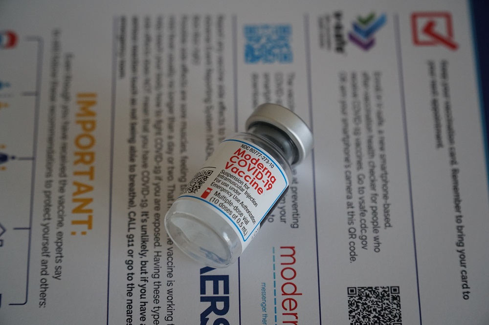EMA: trzecia dawka szczepionki Moderna może być podana osobom w wieku 18 lat i starszym