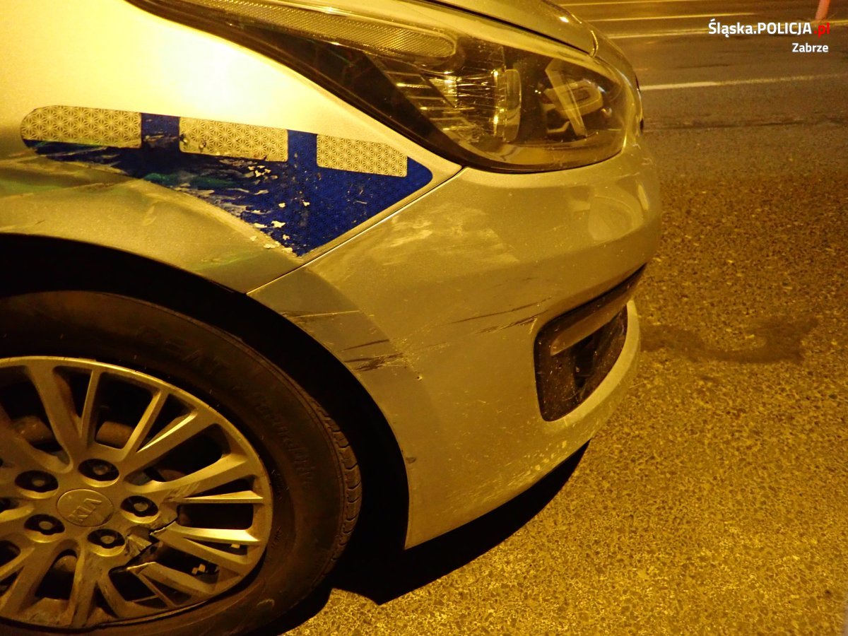 Policyjny pościg w centrum Zabrza! Kierowca wjechał w radiowóz