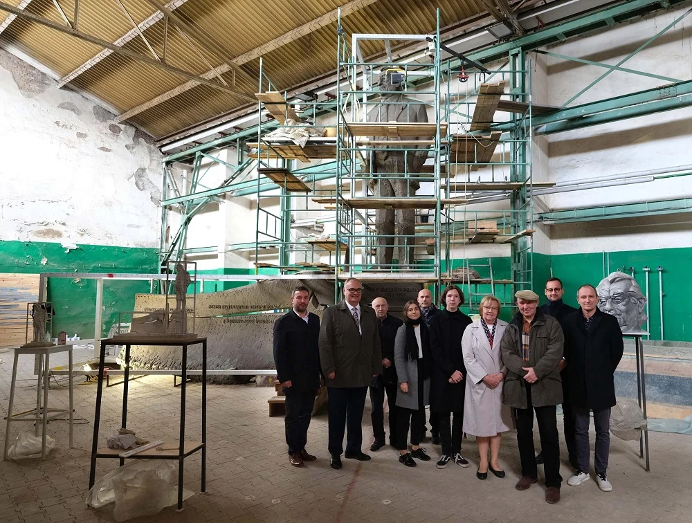 [Film] Trwają prace nad pomnikiem prof. Religi. Prezydent Zabrza odwiedziła jego wykonawcę