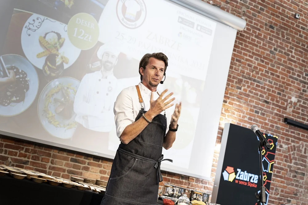 Pokaz kulinarny Karola Okrasy. Promocja Zabrzańskiego Przewodnika Kulinarnego