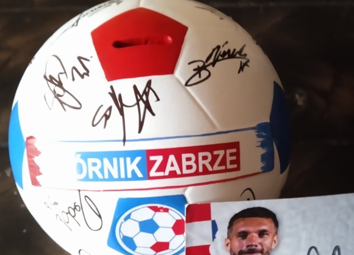 Trwa charytatywna licytacja skarbonki z podpisami piłkarzy Górnika Zabrze