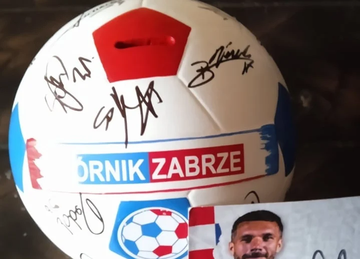 Trwa charytatywna licytacja skarbonki z podpisami piłkarzy Górnika Zabrze