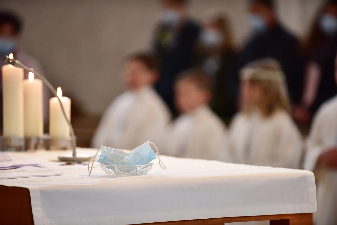 Niedzielski: nośmy maseczki na cmentarzach, gdy jest tłoczno