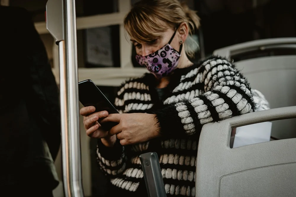 Kontrole w sklepach i autobusach. Policjanci upominają