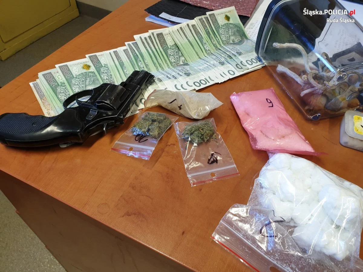 35-letni diler ukrył w warsztacie broń i 2 kg narkotyków. Mężczyzna został aresztowany