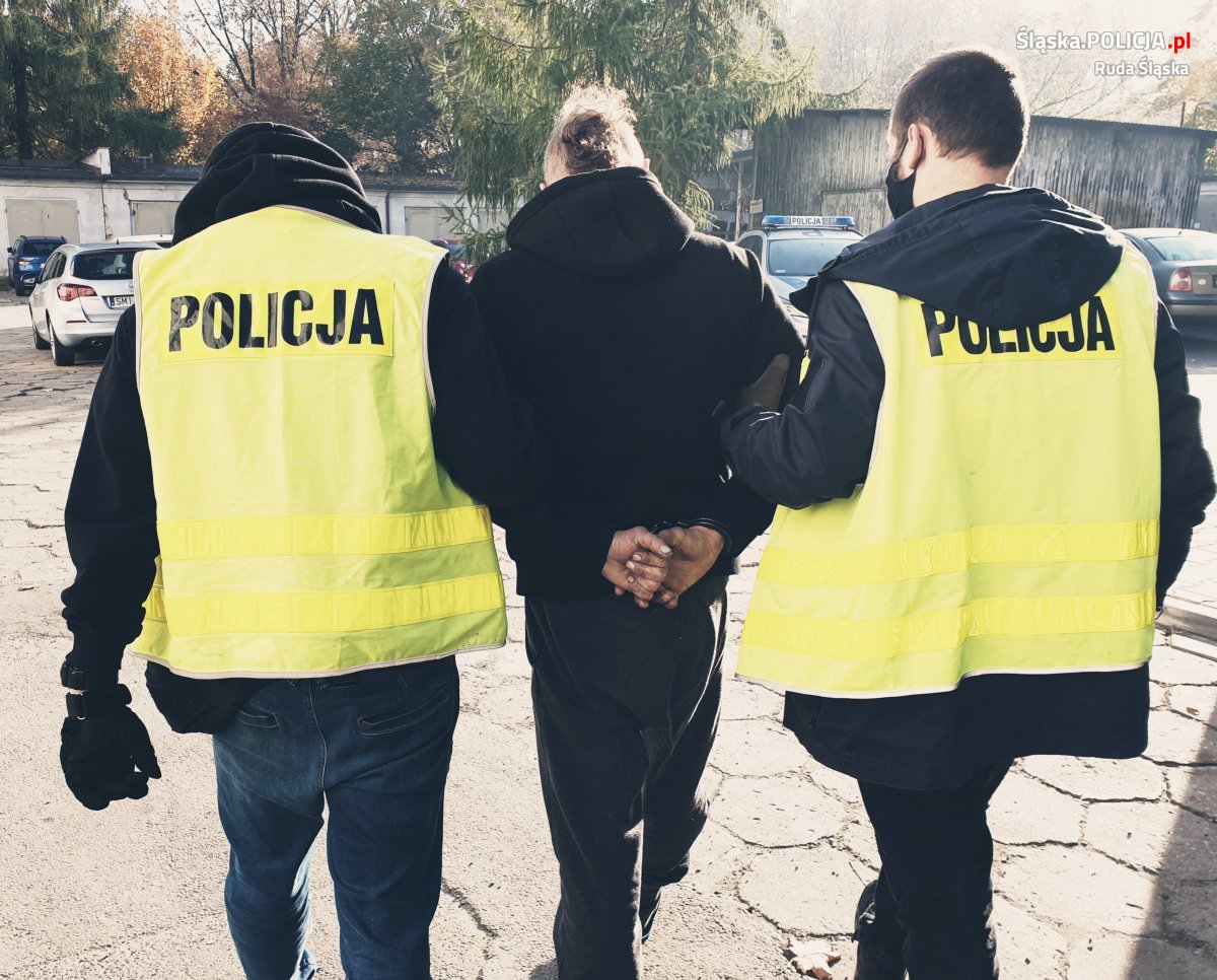 35-letni diler ukrył w warsztacie broń i 2 kg narkotyków. Mężczyzna został aresztowany