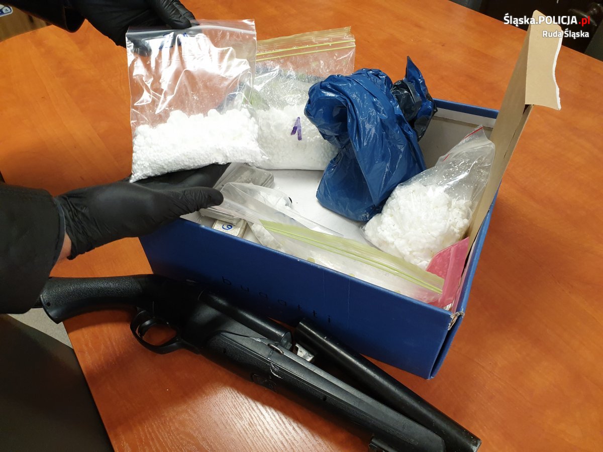 35-letni diler ukrył w warsztacie broń i 2 kg narkotyków. Mężczyzna został aresztowany