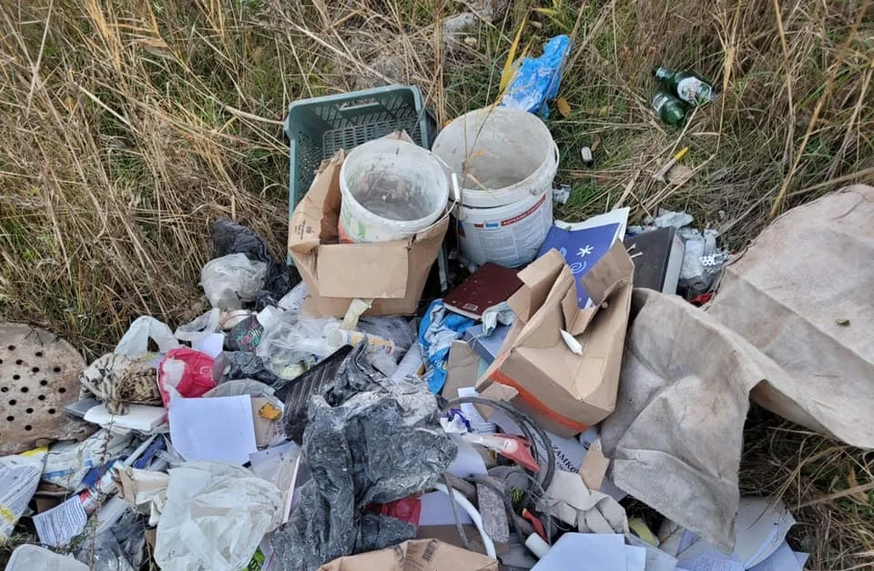 Nielegalne wysypisko przy ul. Świętochłowickiej, a wśród śmieci... dokumenty z danymi