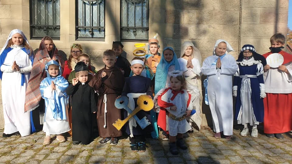 Najmłodsi mieszkańcy Kochłowic wyjątkowo uczcili Uroczystość Wszystkich Świętych