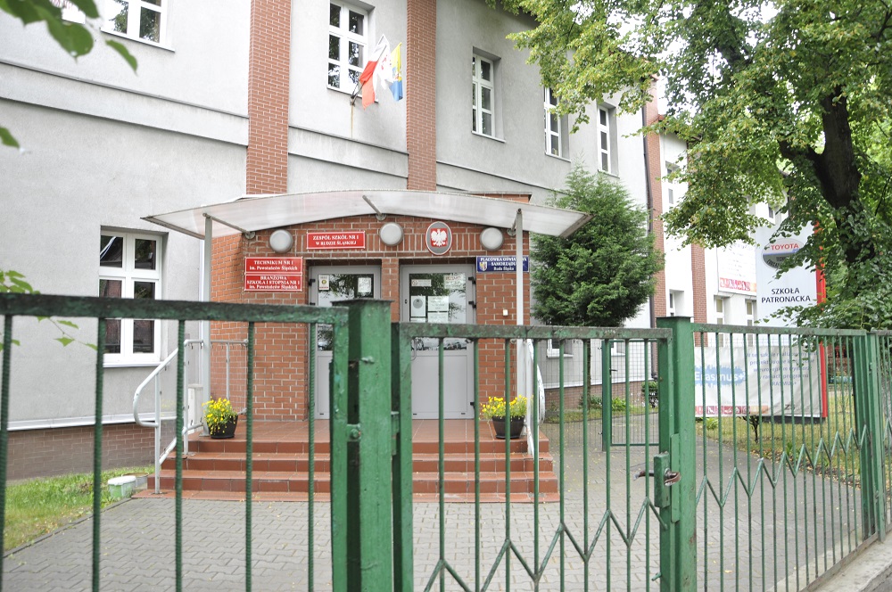 Pożar w Nowym Bytomiu: Spłonęły kontenery na śmieci przy ZS nr 1