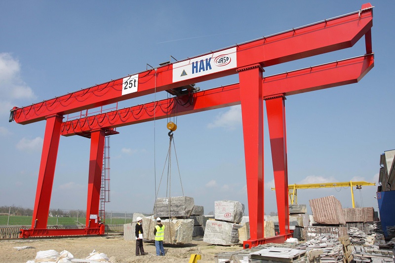 Charakterystyka i podział funkcjonalnych suwnic. Oto ABC niezbędnych urządzeń do firmy