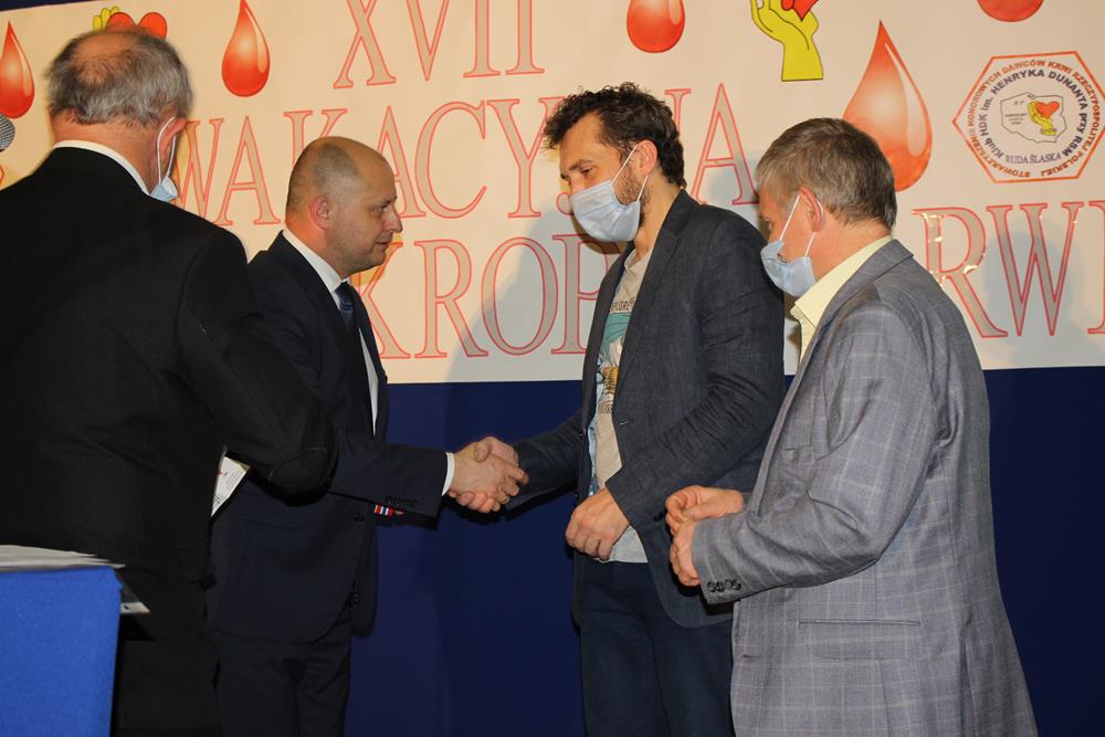 Krwiodawcy na medal Podsumowanie "Wakacyjnej Rudzkiej Kropli Krwi"