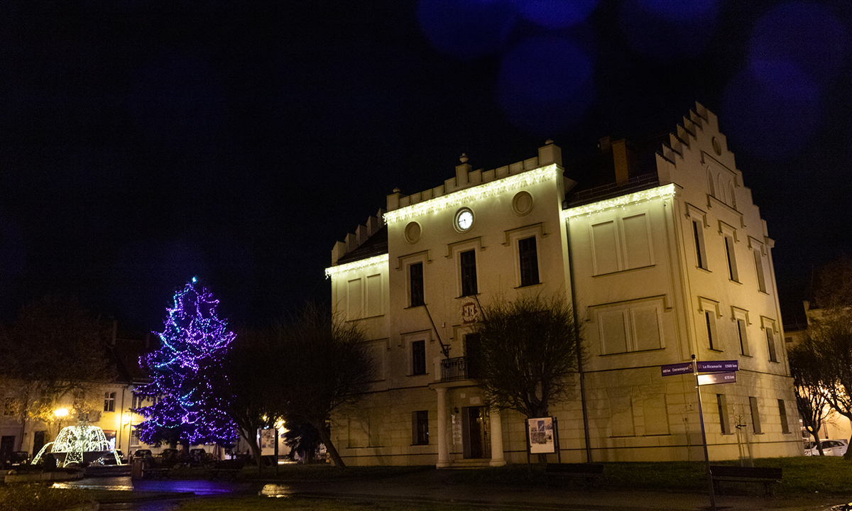 W Pyskowicach trwa montaż ozdób świątecznych. W przyszłym tygodniu będą już gotowe
