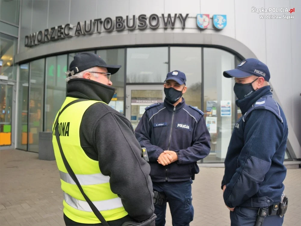 Policjanci egzekwują przepisy związane bezpieczeństwem sanitarnym