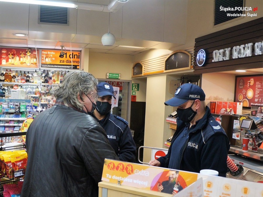 Policjanci egzekwują przepisy związane bezpieczeństwem sanitarnym