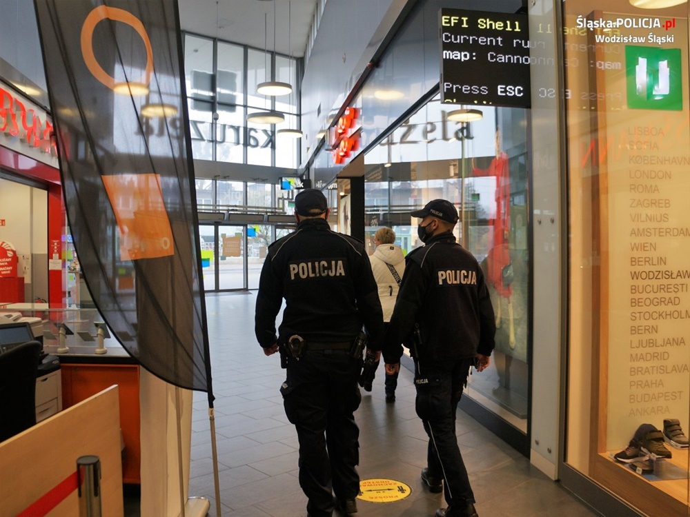 Policjanci egzekwują przepisy związane bezpieczeństwem sanitarnym