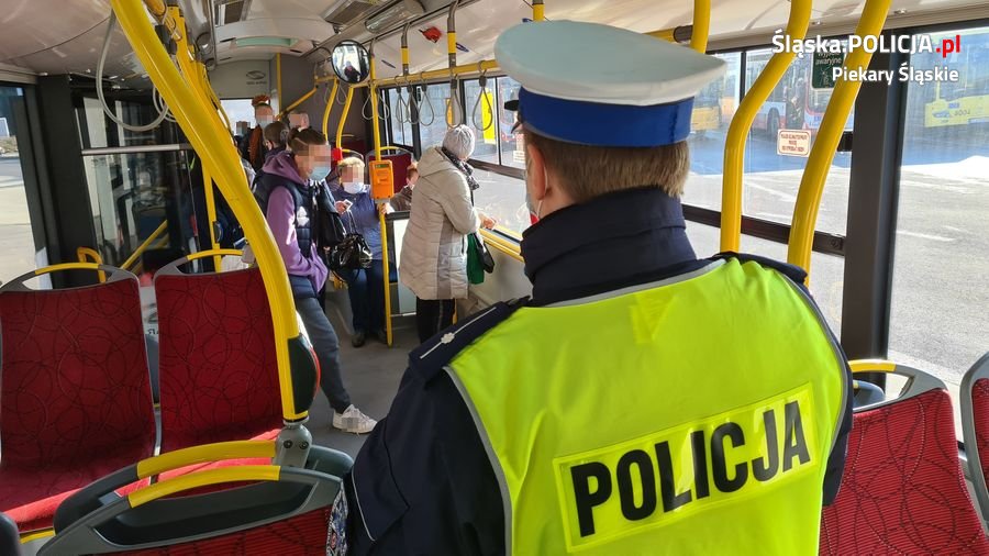 Policjanci kontrolują przestrzeganie przepisów sanitarnych