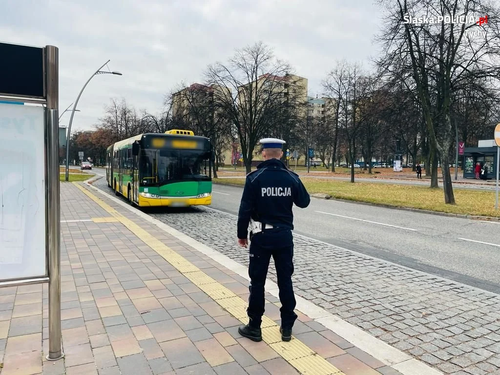 Policjanci sprawdzają przestrzeganie obostrzeń
