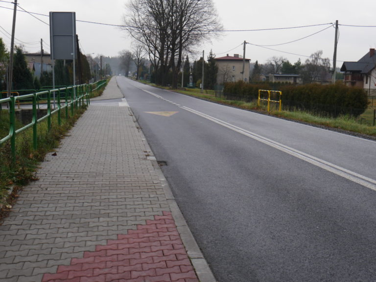 Ulica Żorska z nowym chodnikiem i sygnalizacją / fot. Starostwo Powiatowe w Mikołowie 1