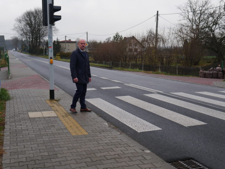 Ulica Żorska z nowym chodnikiem i sygnalizacją / fot. Starostwo Powiatowe w Mikołowie 5