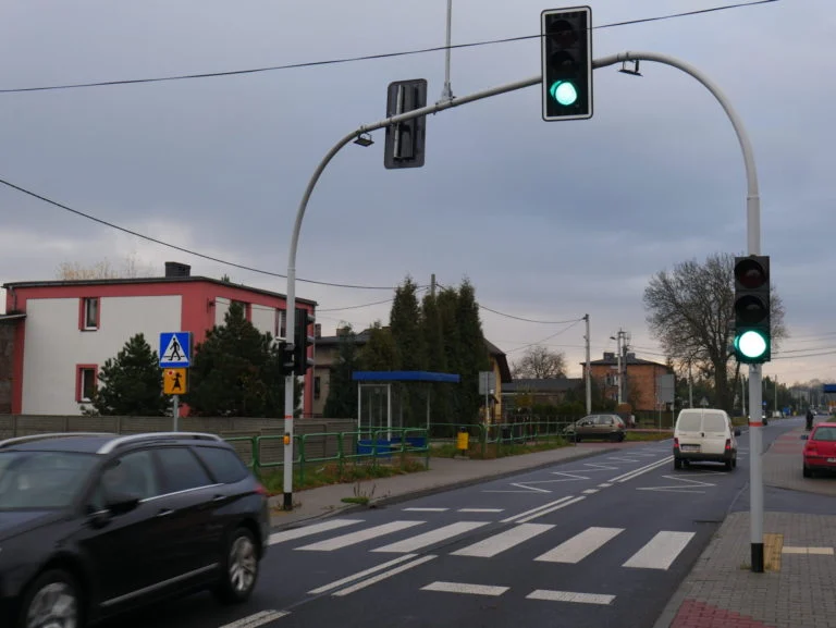 [Foto] Ulica Żorska z nowym chodnikiem i sygnalizacją