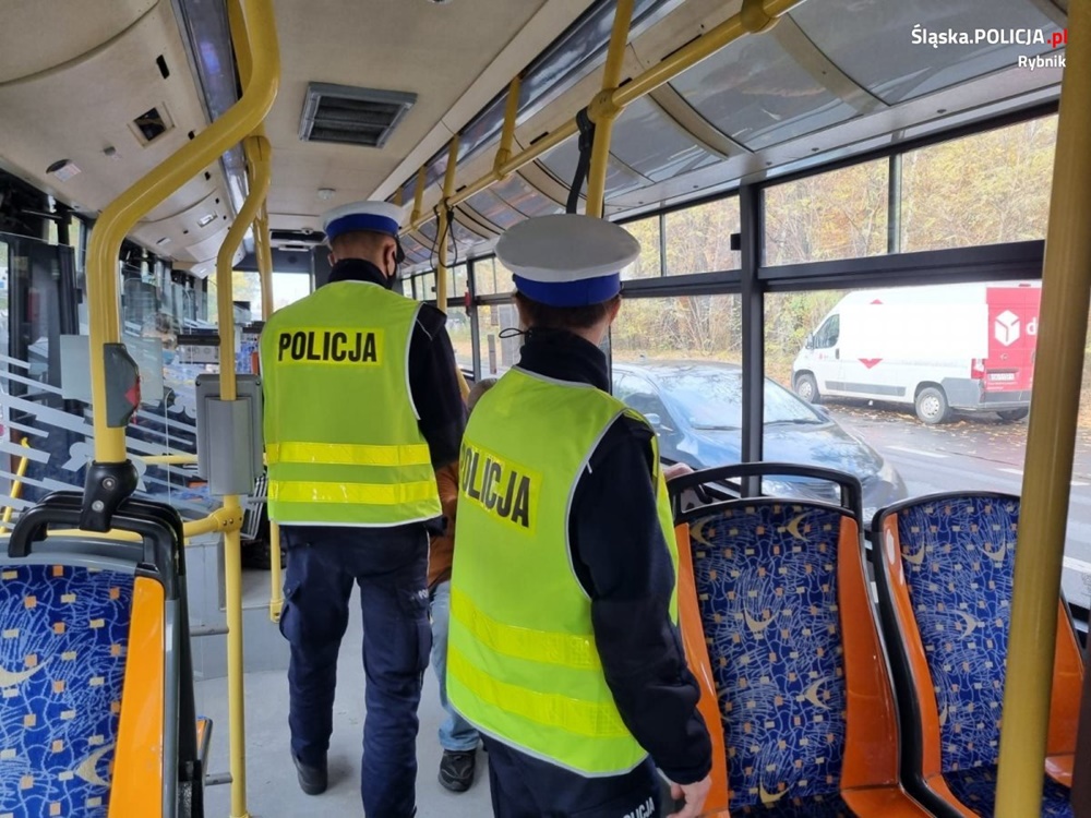 Policjanci kontrolują przestrzeganie przepisów sanitarnych w komunikacji miejskiej