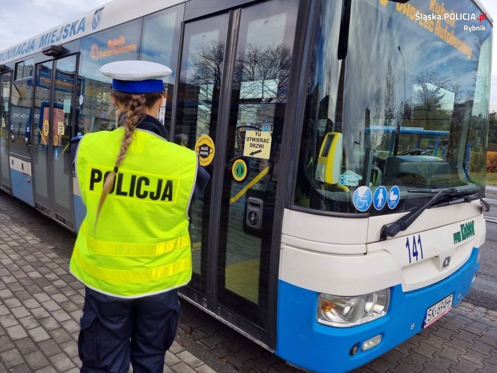 Policjanci kontrolują przestrzeganie przepisów sanitarnych w komunikacji miejskiej