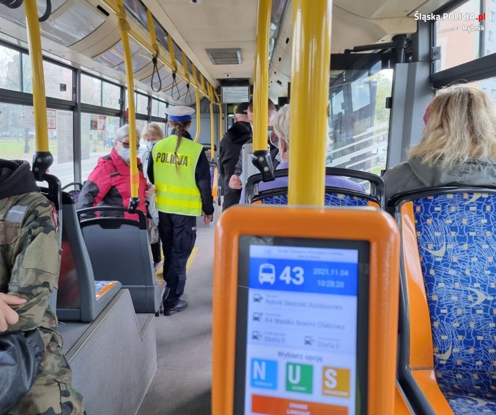 Policjanci kontrolują przestrzeganie przepisów sanitarnych w komunikacji miejskiej