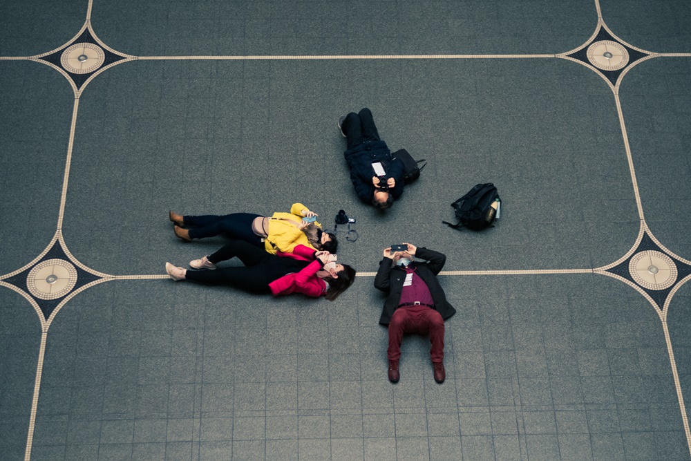 Z telefonami w ręce fotografowali miasto