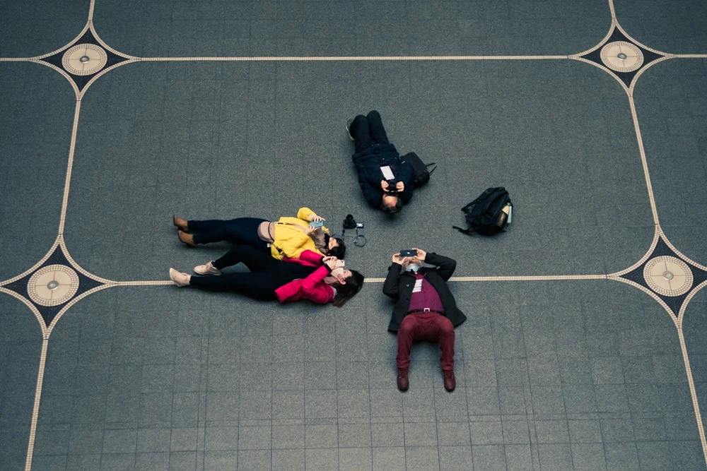 Z telefonami w ręce fotografowali miasto