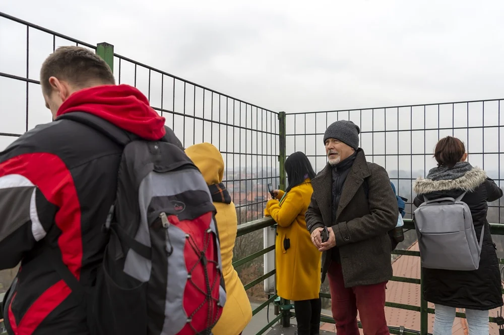 Z telefonami w ręce fotografowali miasto