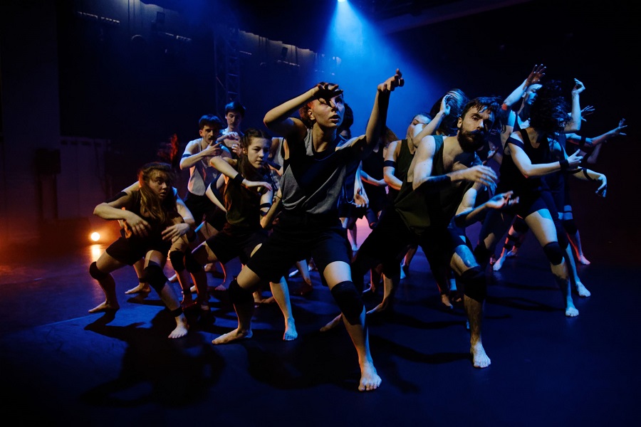 „Flying Fish”: spektakl dyplomowy studentów WTT AST podbija Polskę