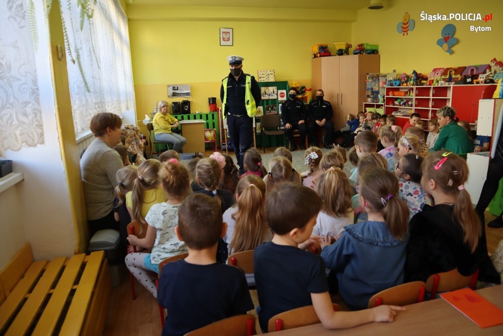Policjanci i Sznupek u przedszkolaków