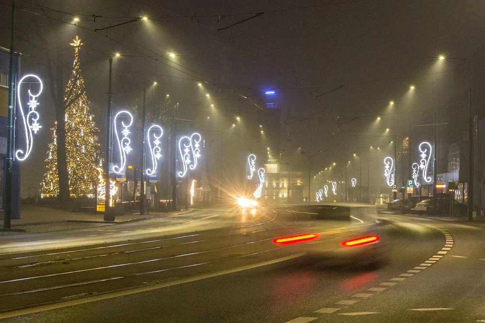 W Sosnowcu ruszył montaż ozdób świątecznych. Nowa choinka, ciuchcia i... niespodzianka