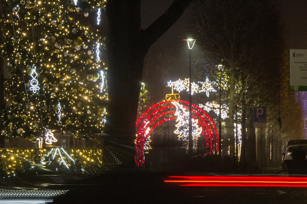 W Sosnowcu ruszył montaż ozdób świątecznych. Nowa choinka, ciuchcia i... niespodzianka